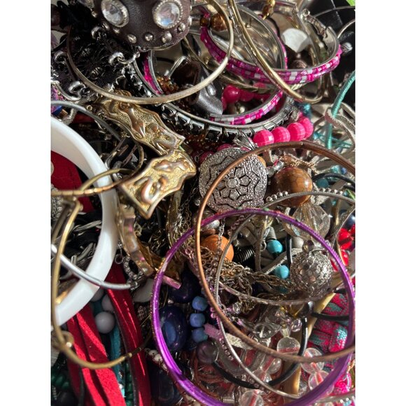 Mixed Lot Of Assorted Fashion Jewelry Bangles & Bracelets 4.4 pounds Craft & Wea - Picture 1 of 16